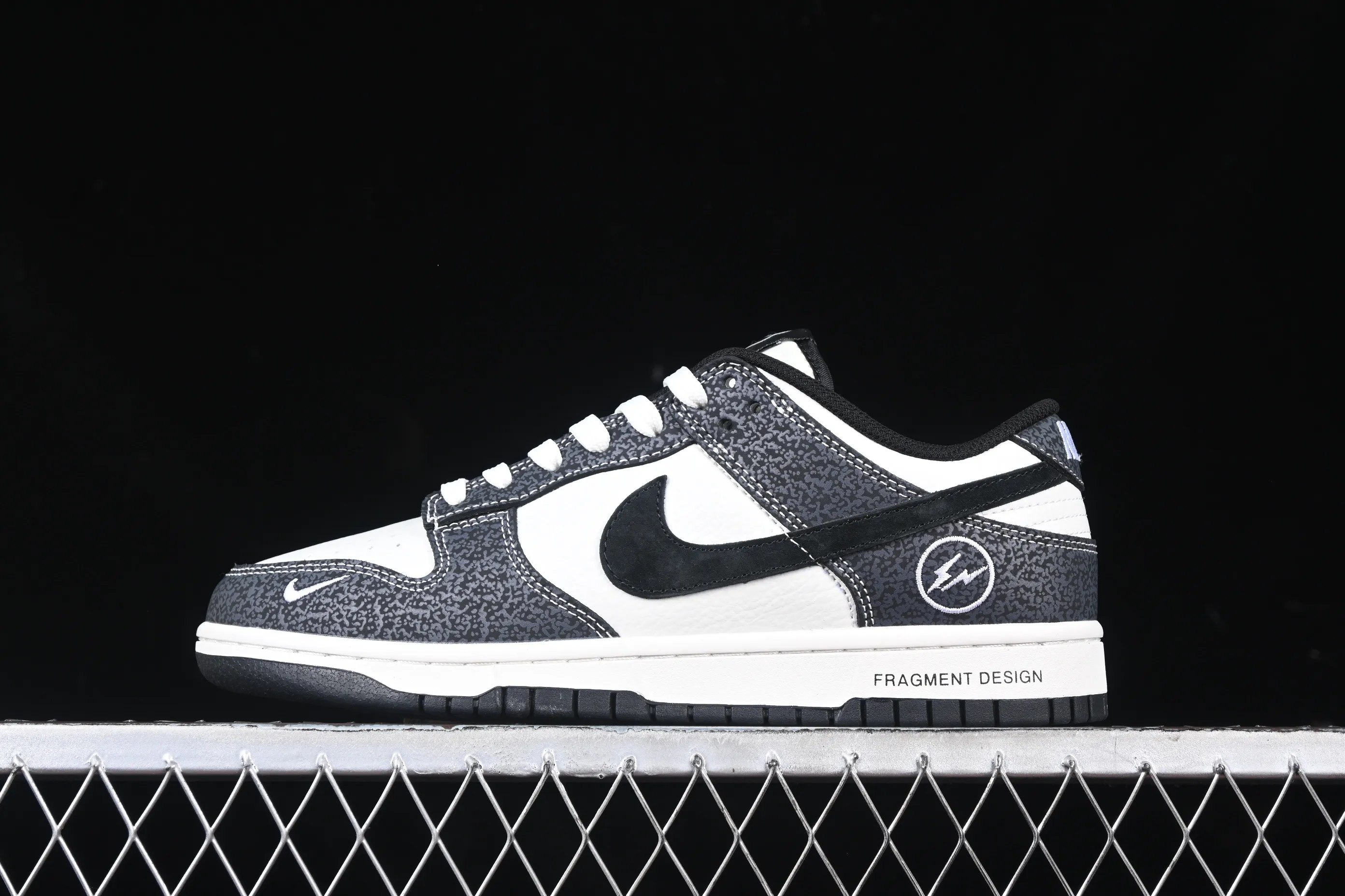 All categories Nk SB Dunk Series Nk SB Dunk Low High-end customized low-top sneakers Nk SB Dunk Low Lightning joint Dark pattern black hook Anniversary high-end customized low-top casual sneakers SF1029-401